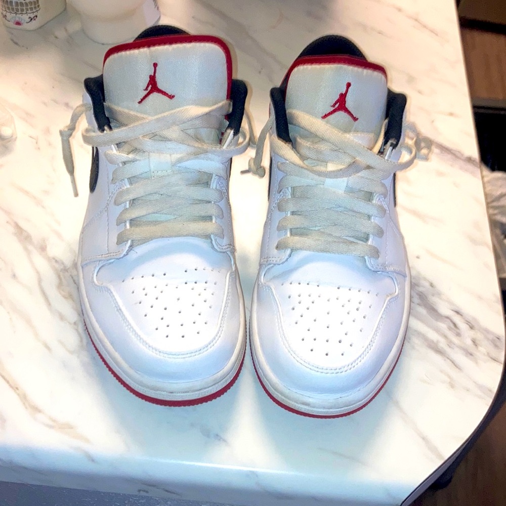 Jordan one lows 8.5 ill wash da shoe strings n take out tha little bit of crease